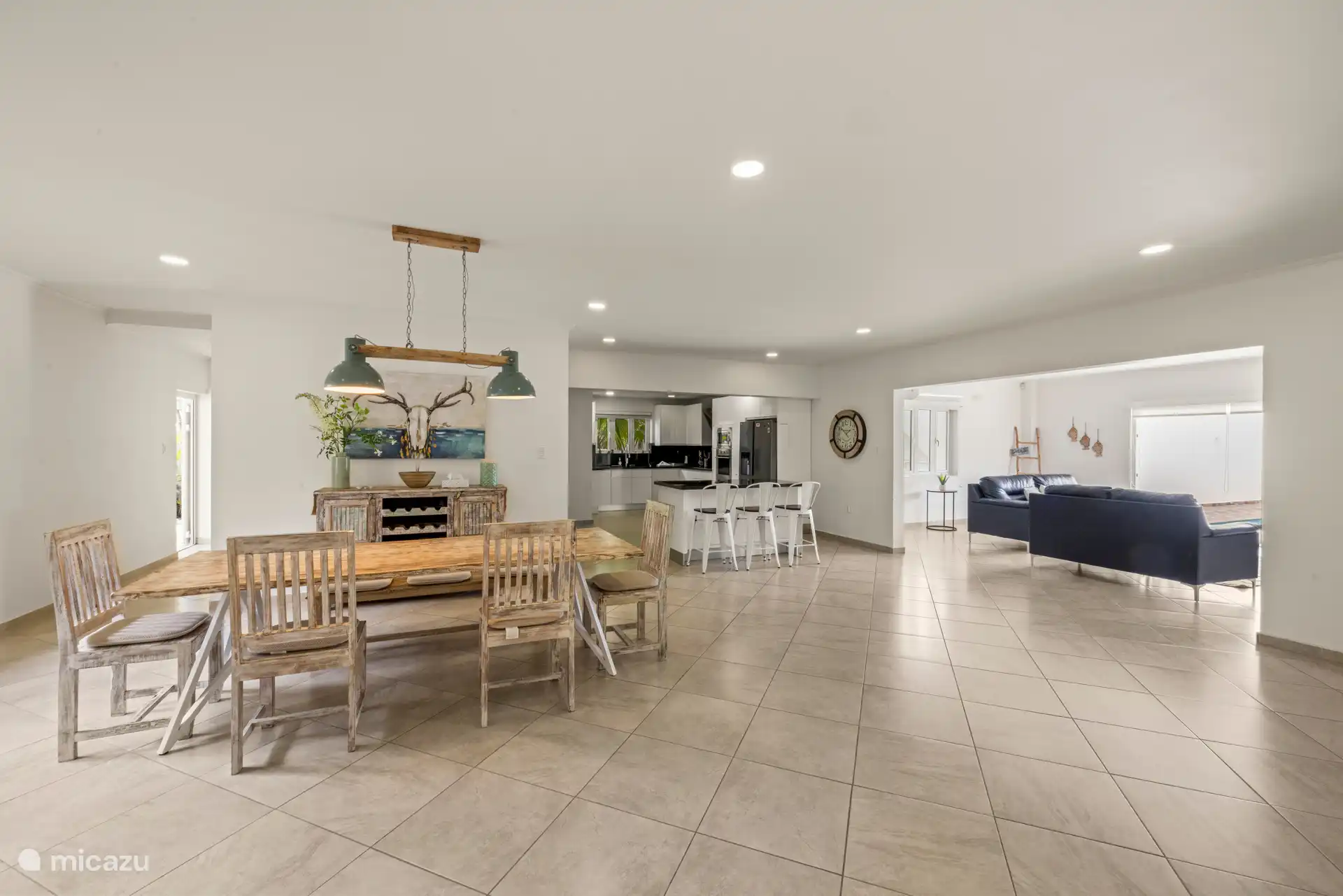 Au rez-de-chaussée, vous trouverez une cuisine élégancement meublée, entièrement équipée et de vastes espaces de vie.