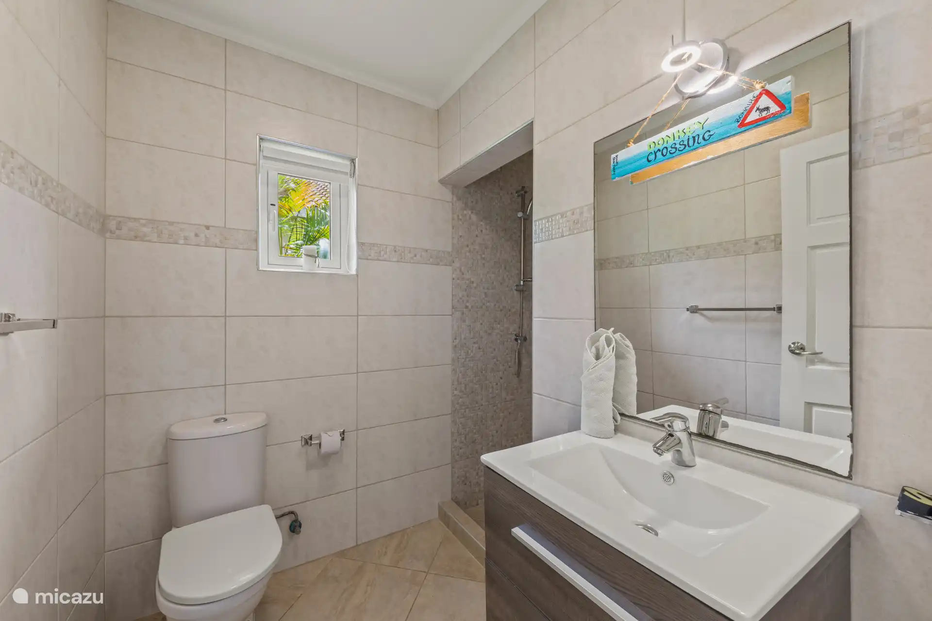 Une salle de bain supplémentaire située à côté de la cuisine.