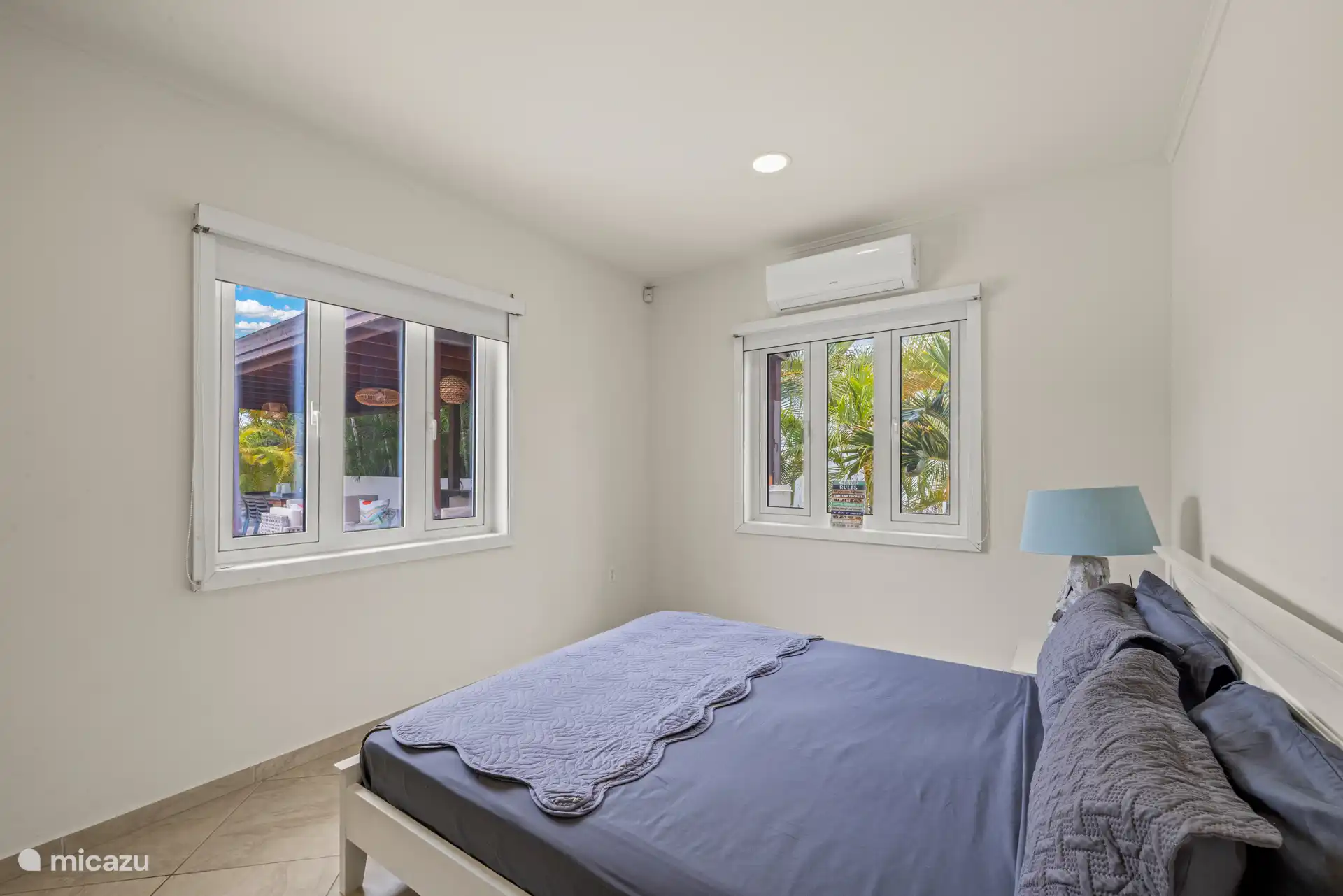 Chambre 4 avec climatisation et rangement.