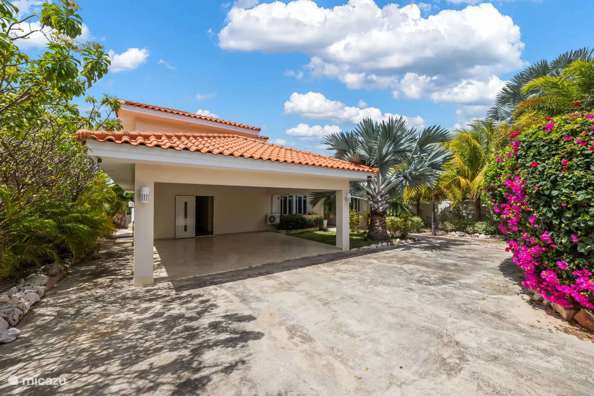 Pour une exploration optimale de l’île, nous recommandons de louer une voiture et de se garer sur place.