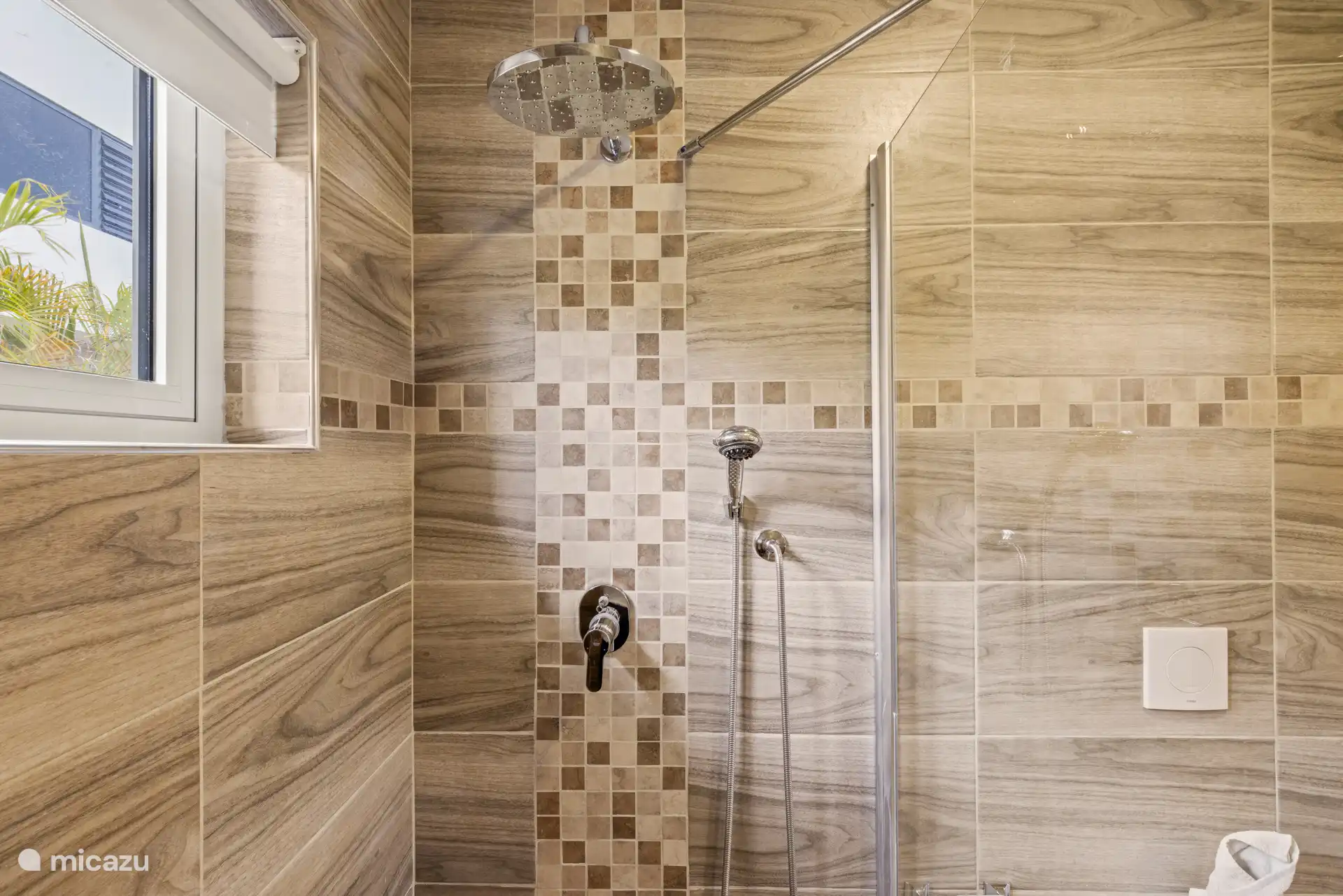 La salle de bain est située entre les chambres 3 et 4.