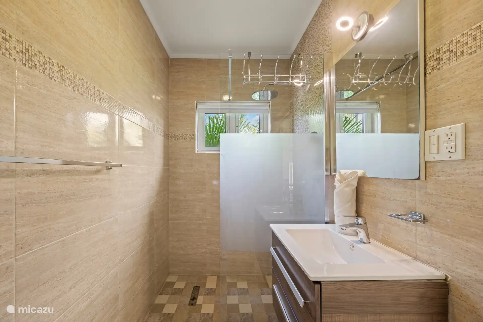 Salle de bain attenante dans la chambre 2