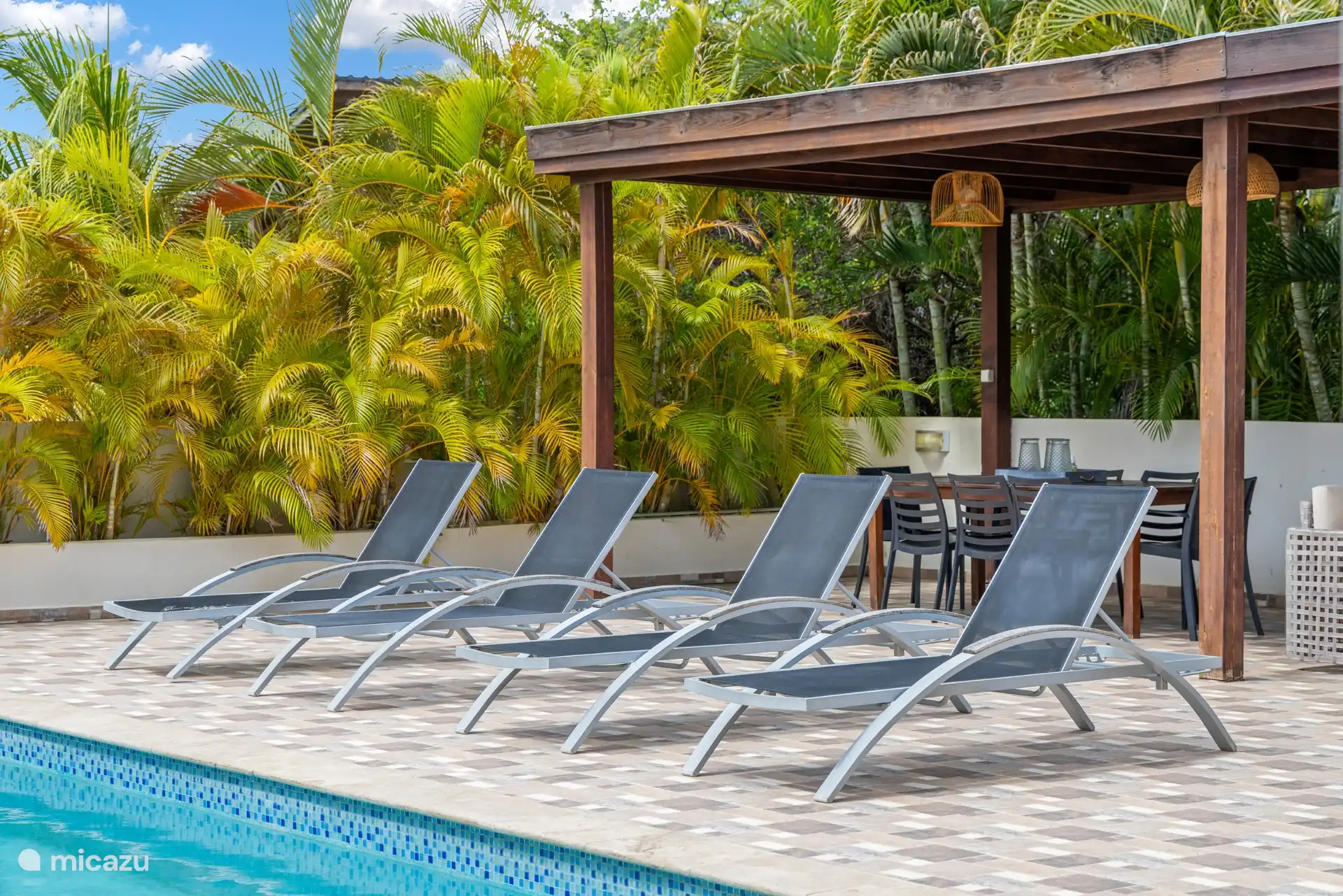 Des transats sont disponibles pour la détente près de la piscine.