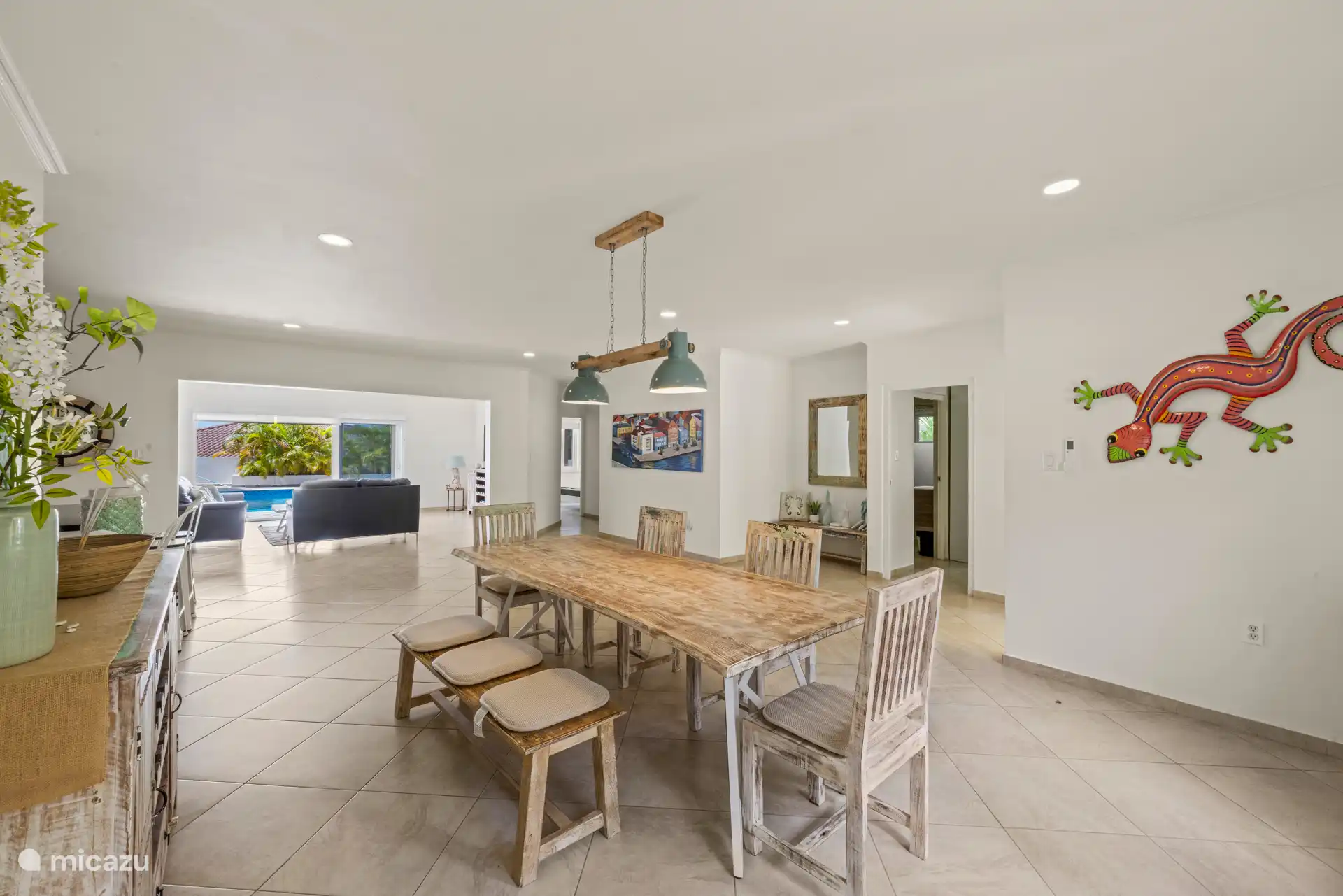 La villa a été conçue de manière à ce que la brise rafraîchissante de l’île puisse circuler librement dans les espaces intérieurs et les terrasses.