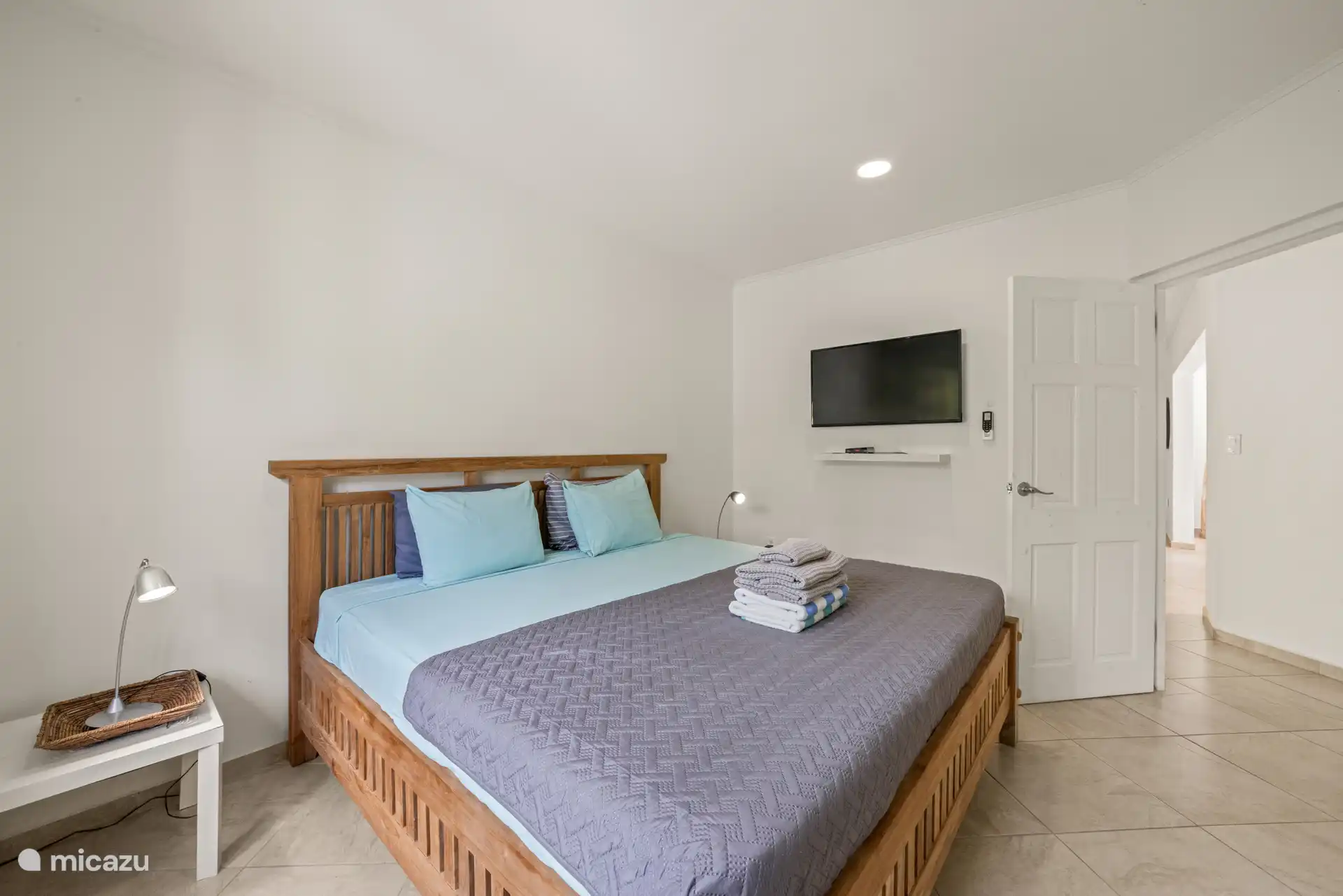 La chambre 3 a aussi une télévision.