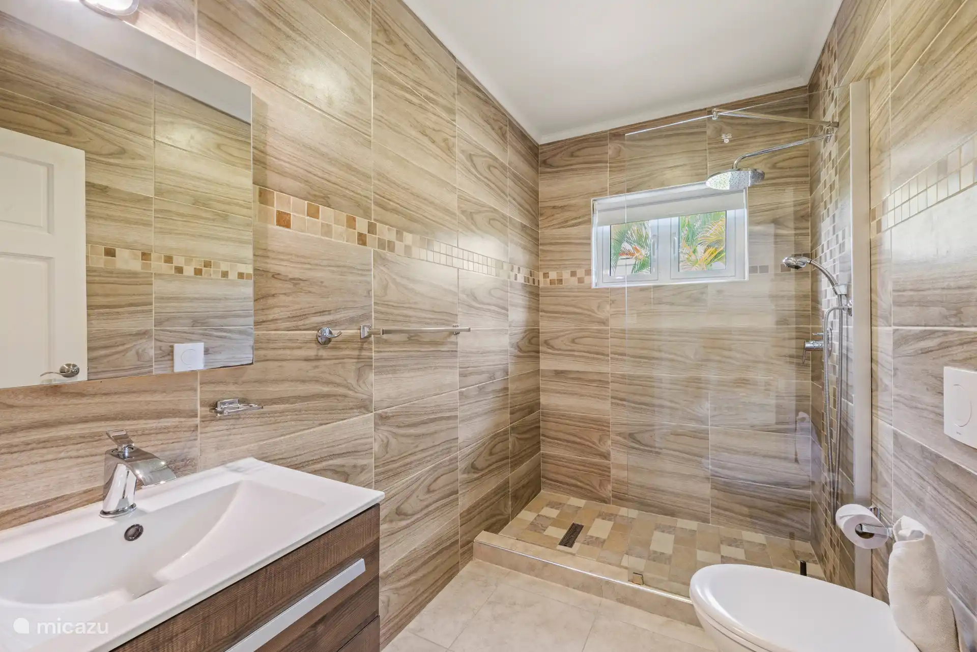 La salle de bain est située entre les chambres 3 et 4.