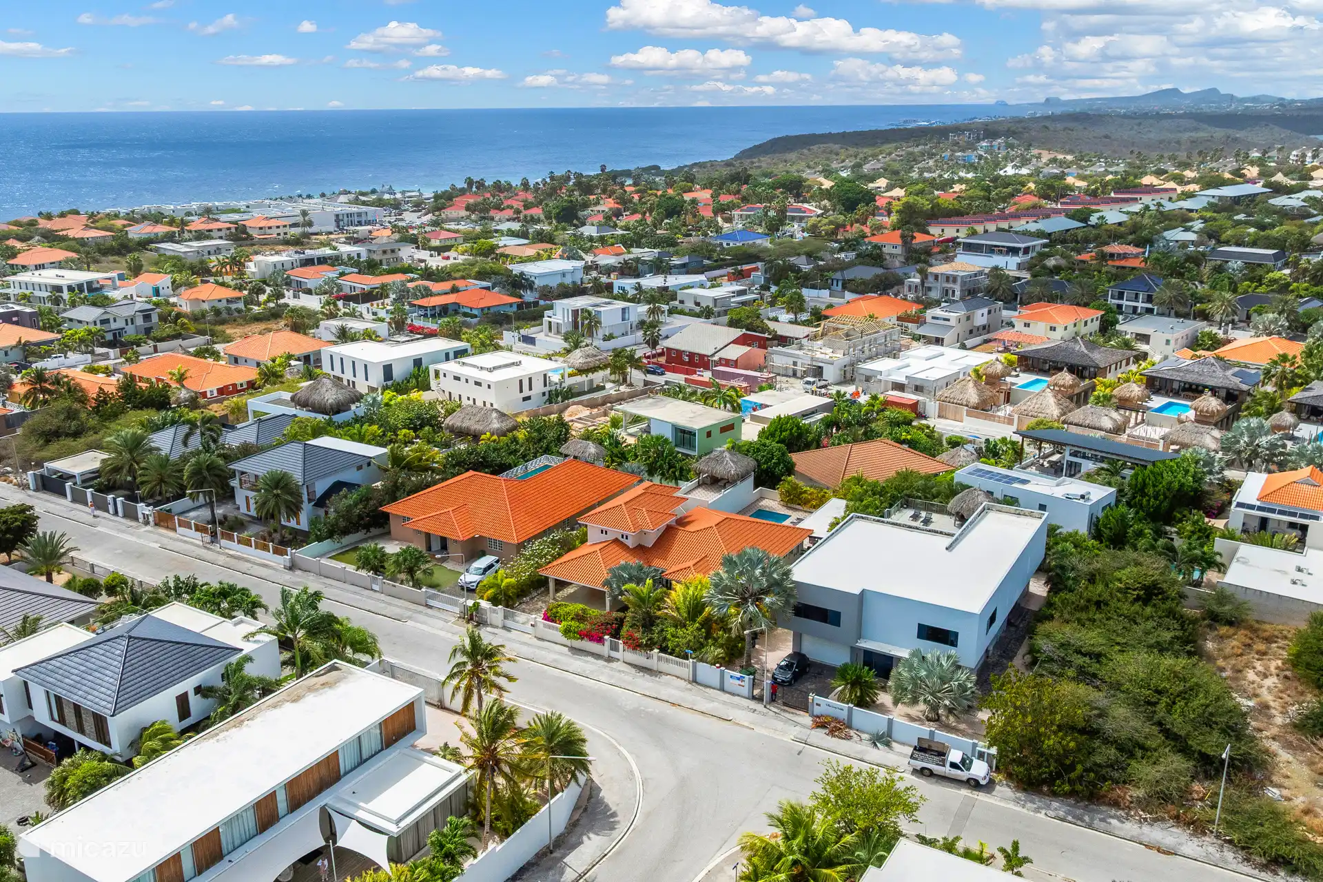 Tout ce dont vous avez besoin est accessible à pied : supermarché, boutiques, bars, restaurants, remise en forme, spa, casino, beach clubs et bien sûr la plage.
