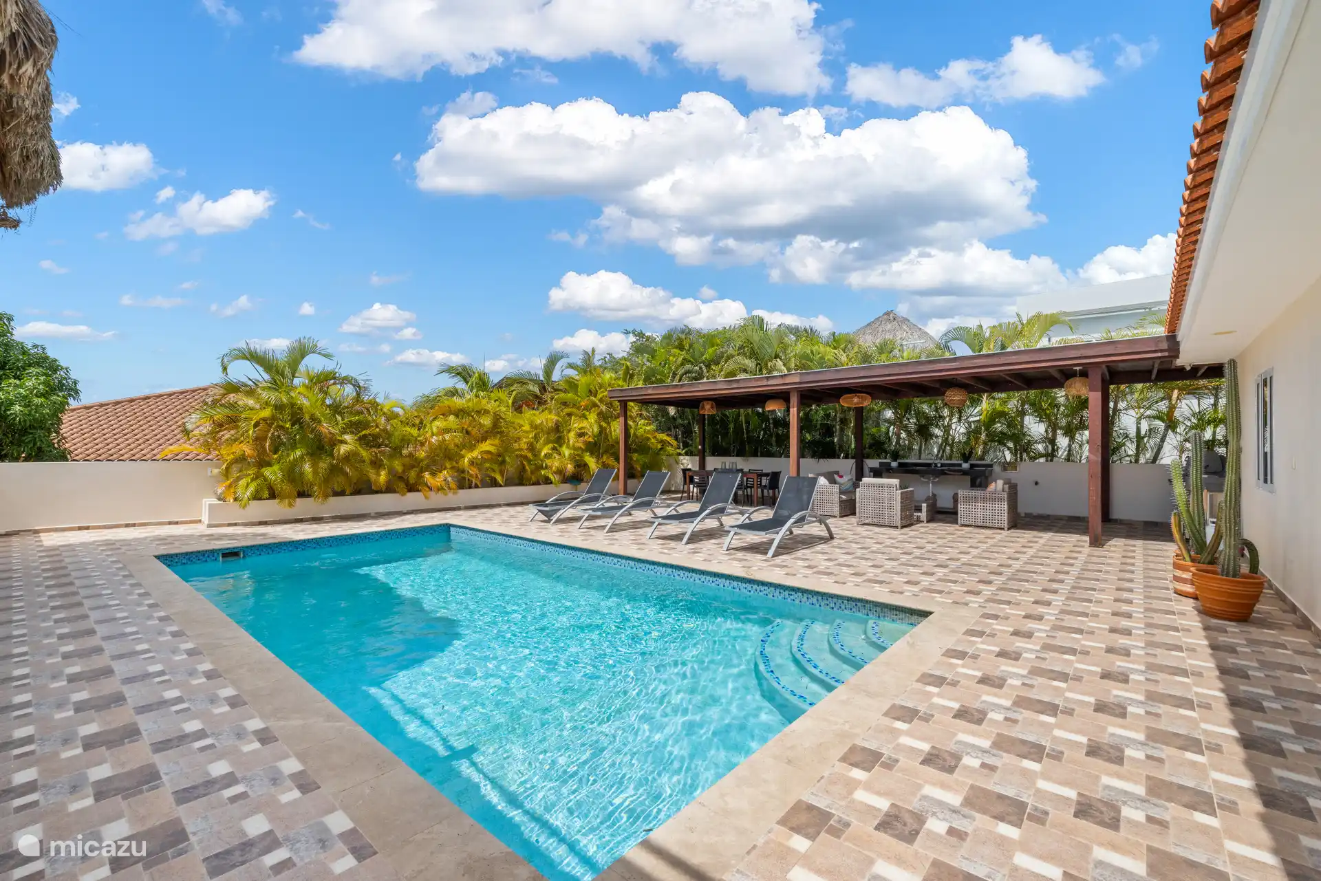 Dehors, une piscine privée entourée de transats vous attend