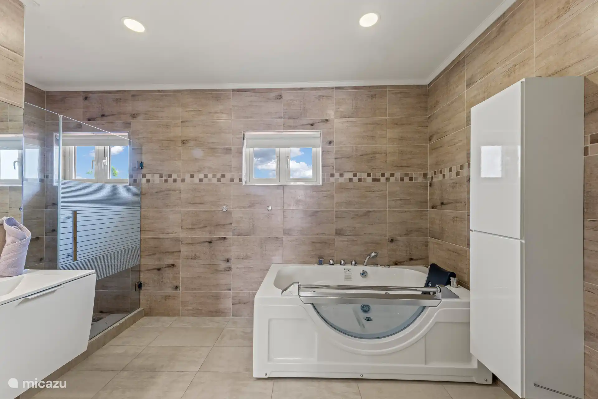 Salle de bain attenante dans la chambre principale.