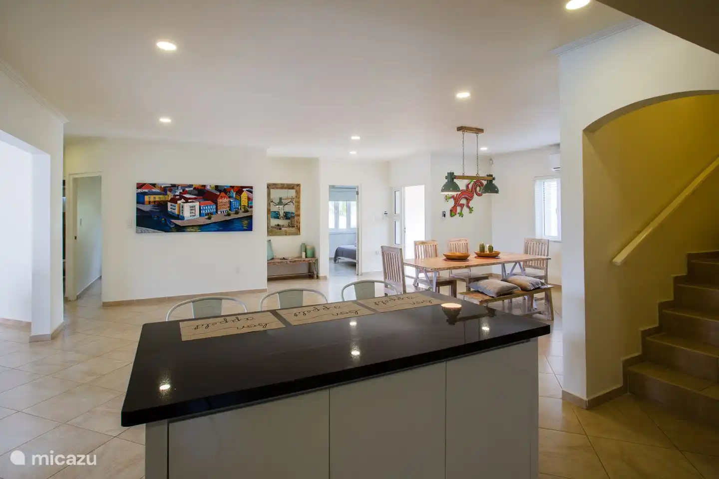 Übersichtsfoto des Wohnzimmers aus der Küche.