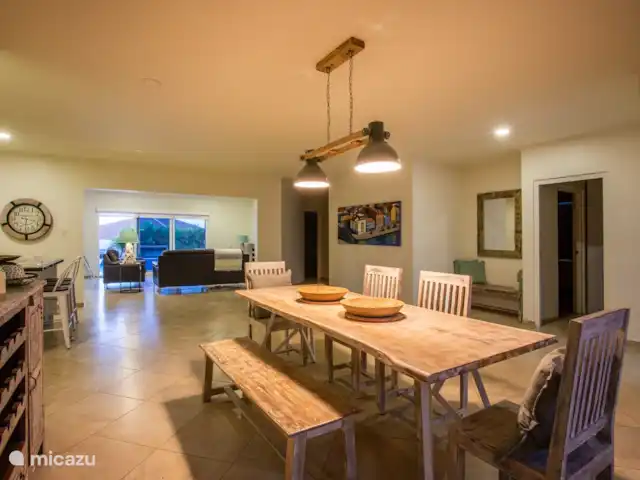 Villa Kas Solo | Curaçao, Banda Ariba (est), Vista Royal - villa Salon spacieux à l'intérieur, porte à droite vers la chambre 1. Au milieu de la photo les entrées des chambres 2 et 3 de la villa.