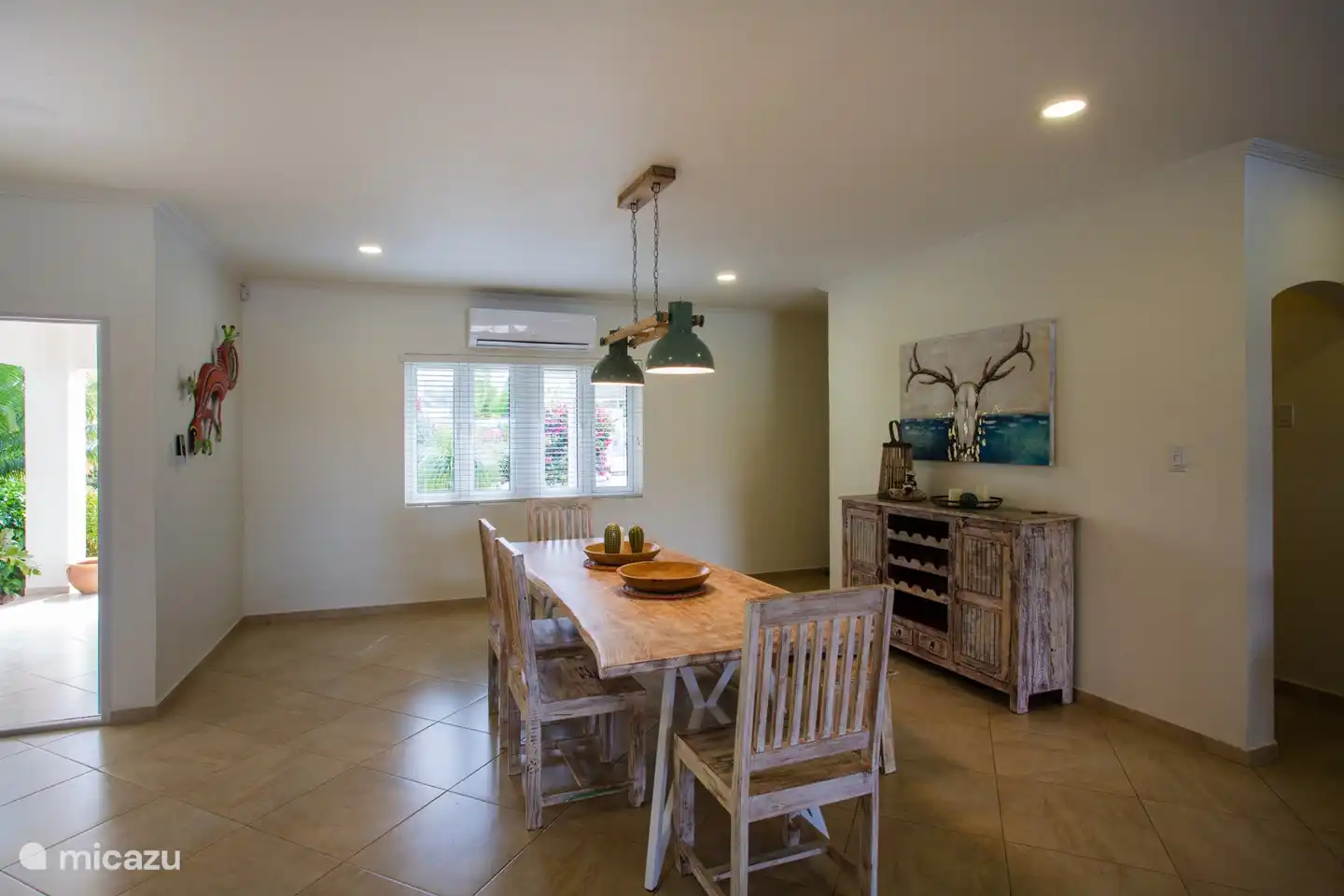 Geräumiger Esstisch im Inneren