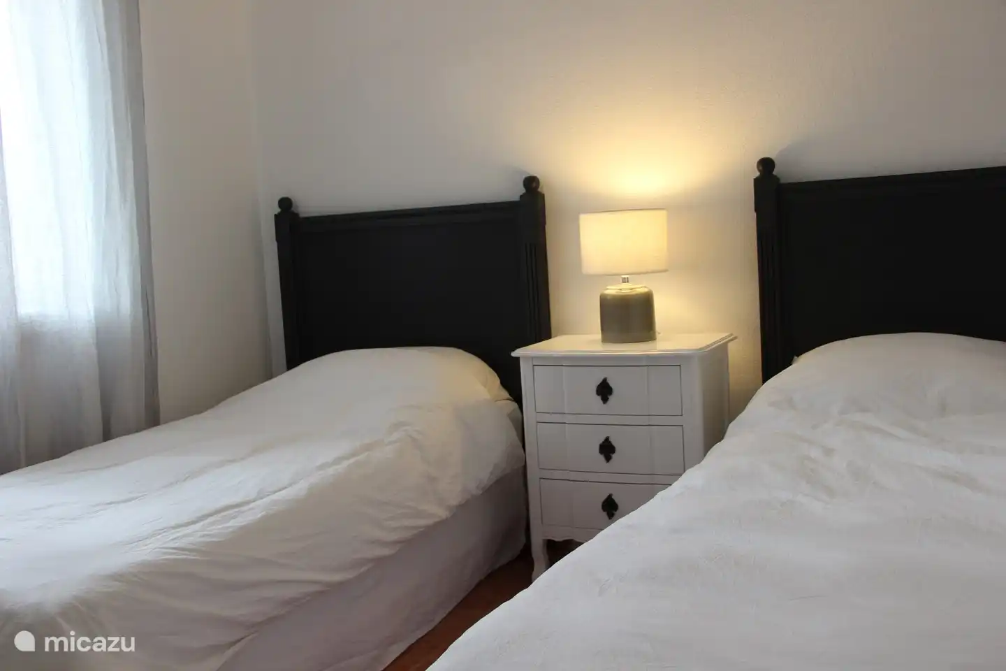 Schlafzimmer 2 im Obergeschoss mit Moskitonetzen, Ventilator und Klimaanlage