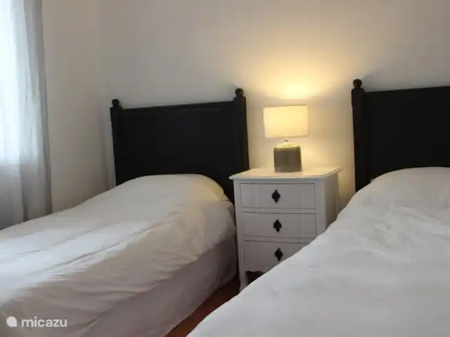 Location de Vacances France, Vaucluse, Saumane-de-Vaucluse, villa - Villa113 Domaine les Demeures du Luc chambre 2 à l'étage avec moustiquaires, ventilateur et climatisation