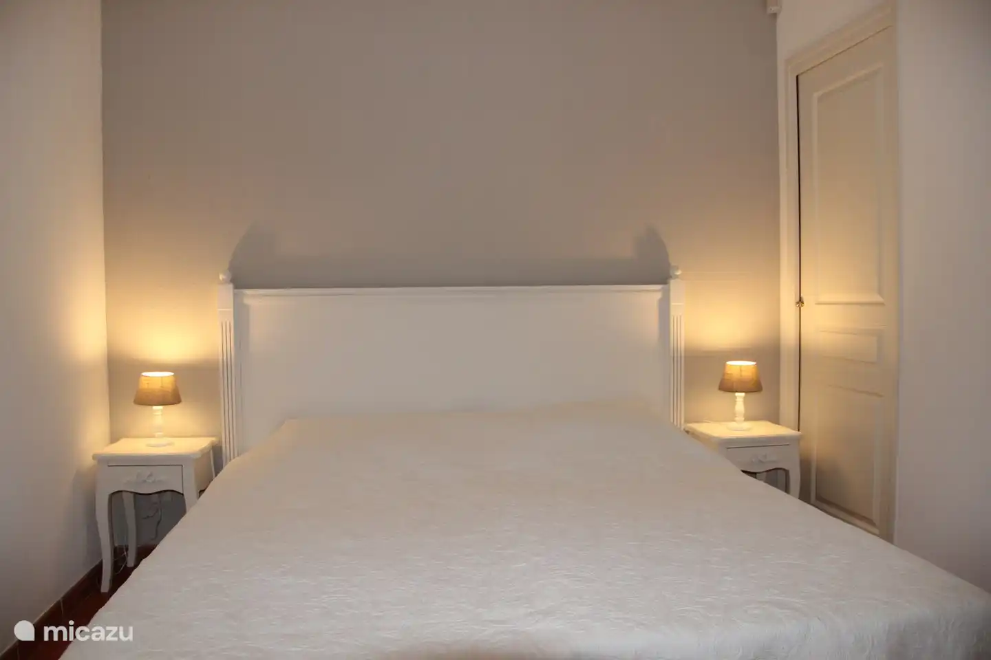 Schlafzimmer 1 im Erdgeschoss mit Moskitonetz, Ventilator und Klimaanlage