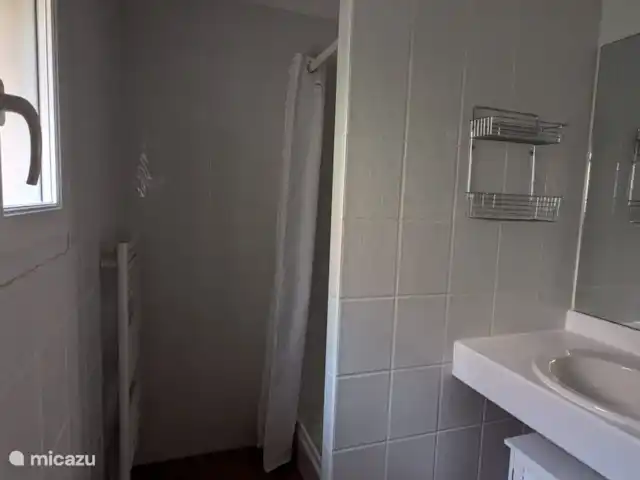 Location de Vacances France, Vaucluse, Saumane-de-Vaucluse, villa - Villa113 Domaine les Demeures du Luc salle de bain avec douche au rez-de-chaussée