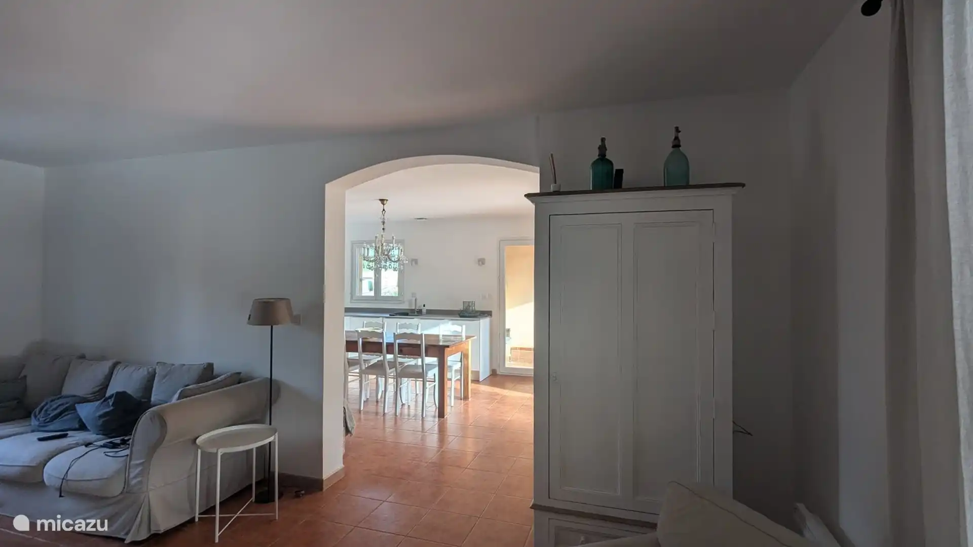 Blick vom Wohnzimmer auf die Küche