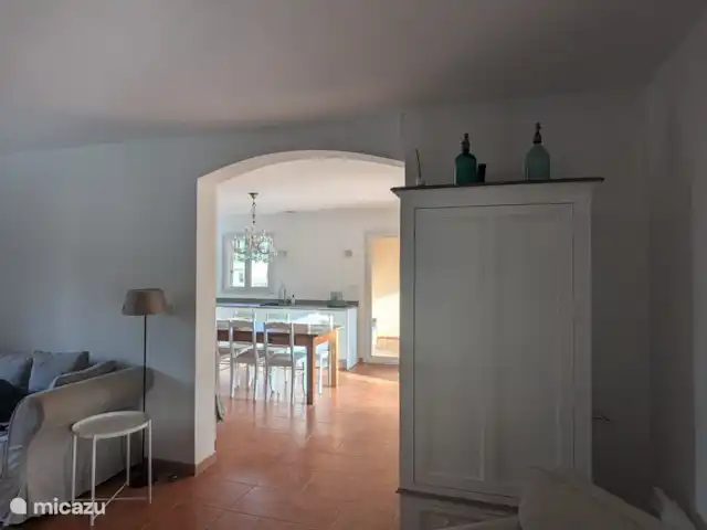 Location de Vacances France, Vaucluse, Saumane-de-Vaucluse, villa - Villa113 Domaine les Demeures du Luc Vue sur la cuisine depuis le salon