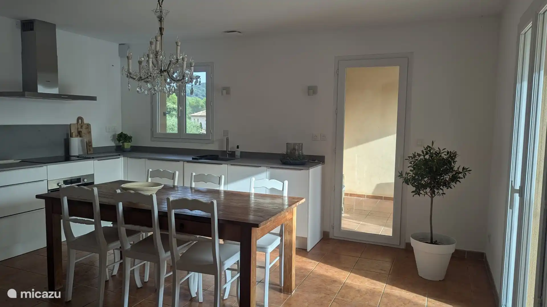 Küche plus Esstisch