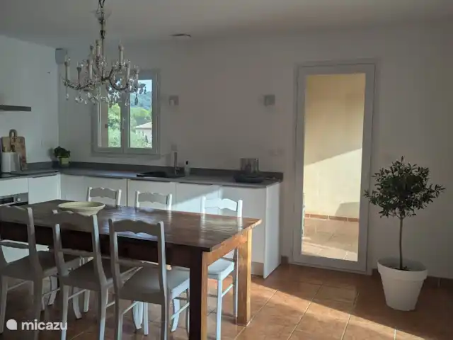 Location de Vacances France, Vaucluse, Saumane-de-Vaucluse, villa - Villa113 Domaine les Demeures du Luc Cuisine et table à manger
