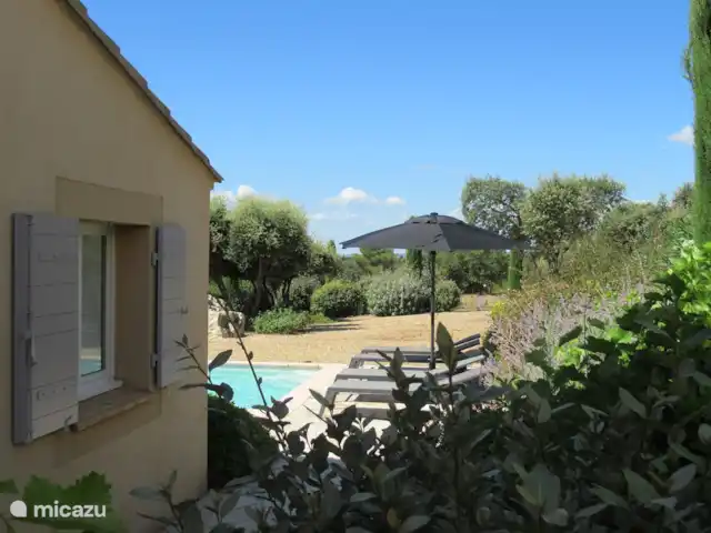 Location de Vacances France, Vaucluse, Saumane-de-Vaucluse, villa - Villa113 Domaine les Demeures du Luc Vue du jardin de côté