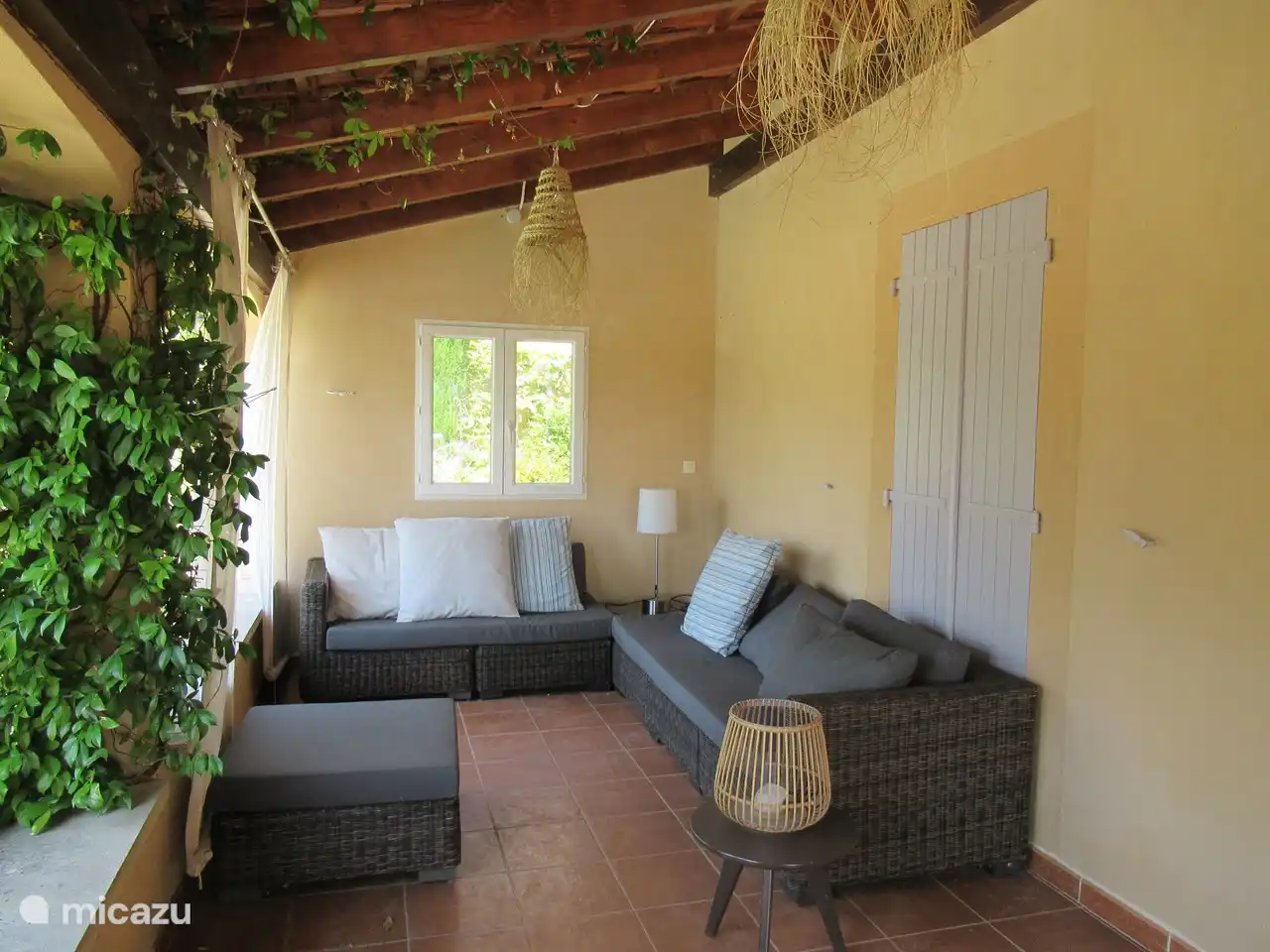 Außenraum unter Veranda. Tagsüber Schutz vor der grellen Sonne und auch abends ein wunderbarer Ort.