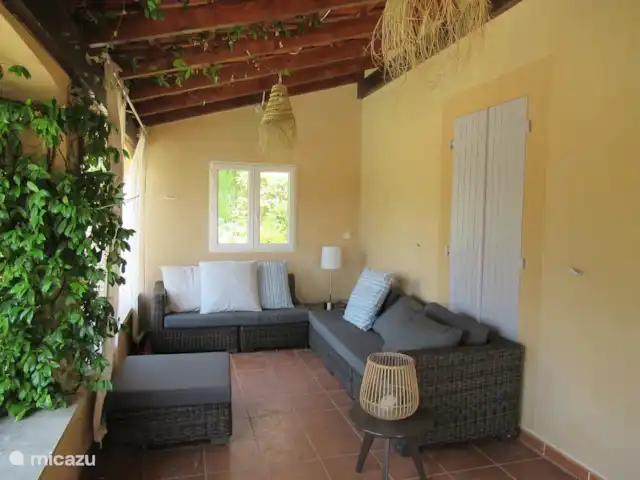 Location de Vacances France, Vaucluse, Saumane-de-Vaucluse, villa - Villa113 Domaine les Demeures du Luc Salle extérieure sous véranda. Protection contre le soleil éclatant pendant la journée et aussi un endroit merveilleux le soir.