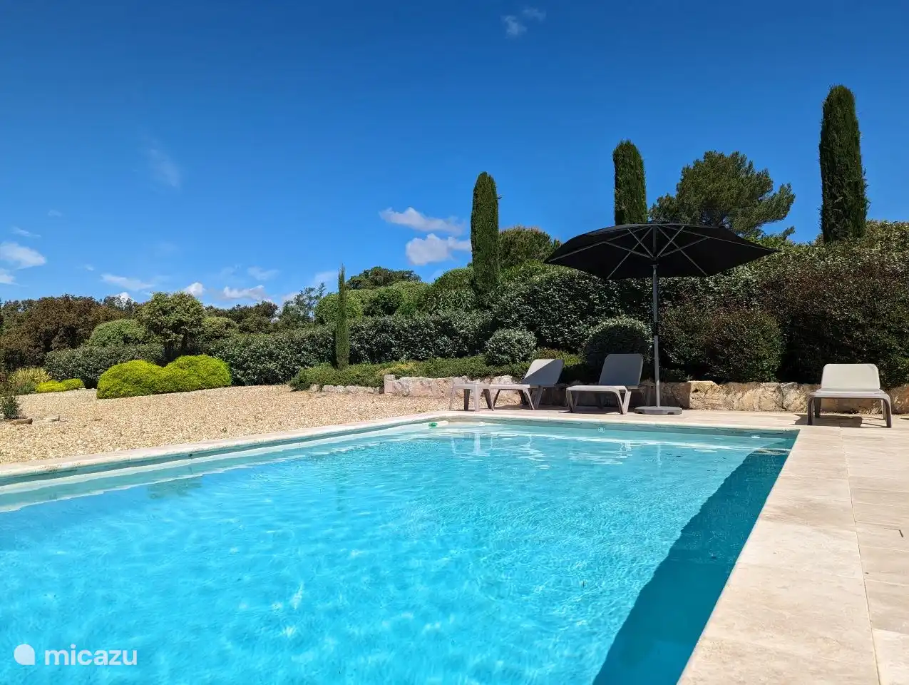 Schwimmbad mit Liegestühlen