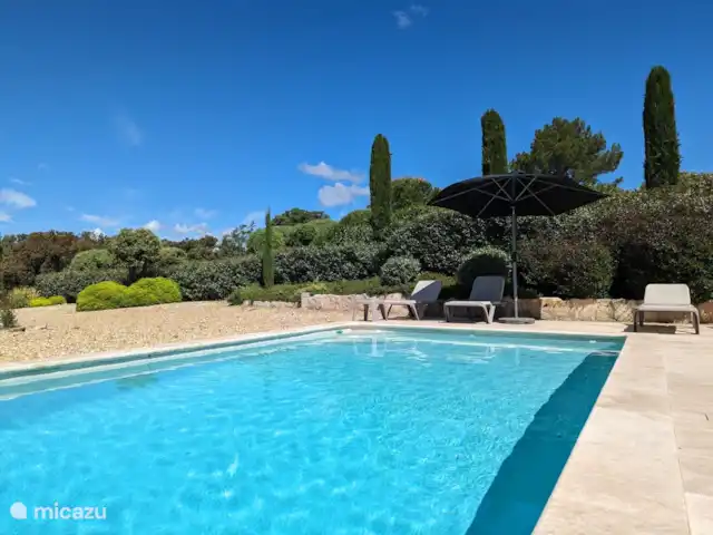 Location de Vacances France, Vaucluse, Saumane-de-Vaucluse, villa - Villa113 Domaine les Demeures du Luc piscine avec chaises longues