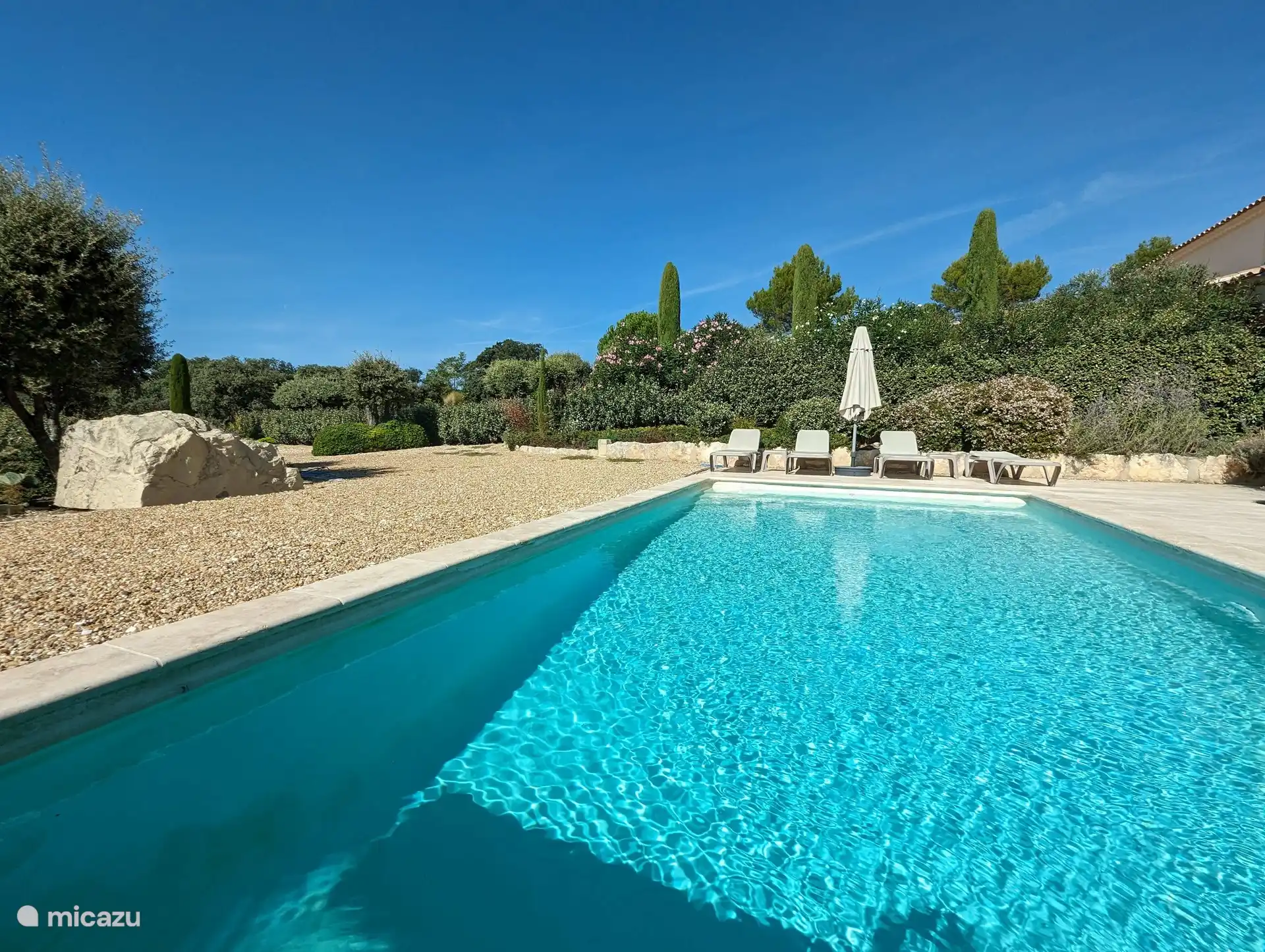 Schwimmbad mit Liegestühlen