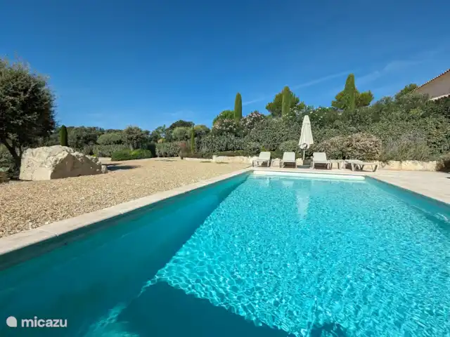 Location de Vacances France, Vaucluse, Saumane-de-Vaucluse, villa - Villa113 Domaine les Demeures du Luc piscine avec chaises longues