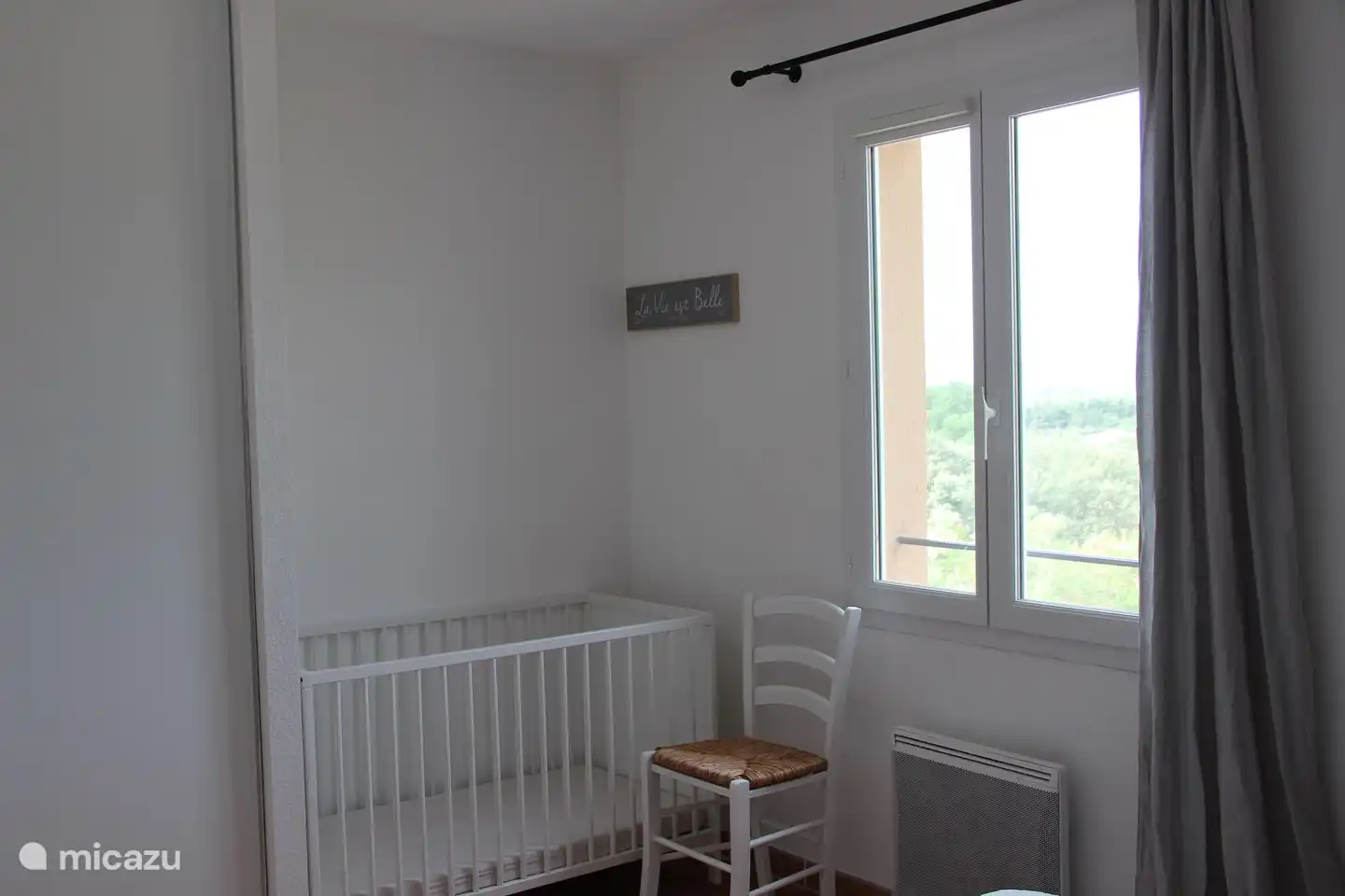 Schlafzimmer 3 im Obergeschoss mit Kinderbett, Bildschirmen, Ventilator und Klimaanlage