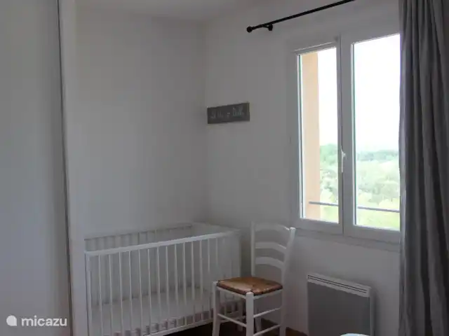 Location de Vacances France, Vaucluse, Saumane-de-Vaucluse, villa - Villa113 Domaine les Demeures du Luc chambre 3 à l'étage avec lit bébé, moustiquaires, ventilateur et climatisation