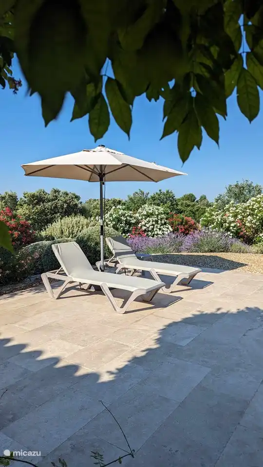 Sonnenliegen mit Blick auf den Garten