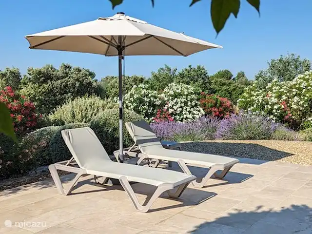 Location de Vacances France, Vaucluse, Saumane-de-Vaucluse, villa - Villa113 Domaine les Demeures du Luc Transats avec vue sur le jardin