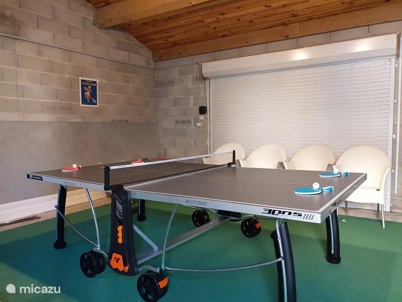 Tischtennis und Darts in der freistehenden Garage