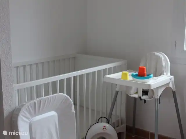Location de Vacances France, Vaucluse, Saumane-de-Vaucluse, villa - Villa113 Domaine les Demeures du Luc équipement bébé chambre 3 à l'étage
