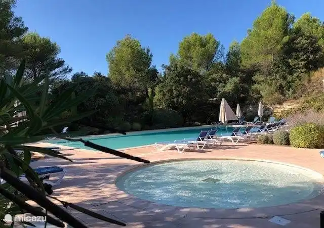 Gemeinschaftspool an der Rezeption