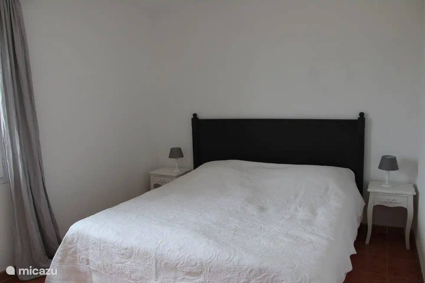 Schlafzimmer 3 im Obergeschoss mit Moskitonetzen, Ventilator und Klimaanlage