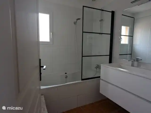 Location de Vacances France, Vaucluse, Saumane-de-Vaucluse, villa - Villa113 Domaine les Demeures du Luc Salle de bain avec sol de baignoire