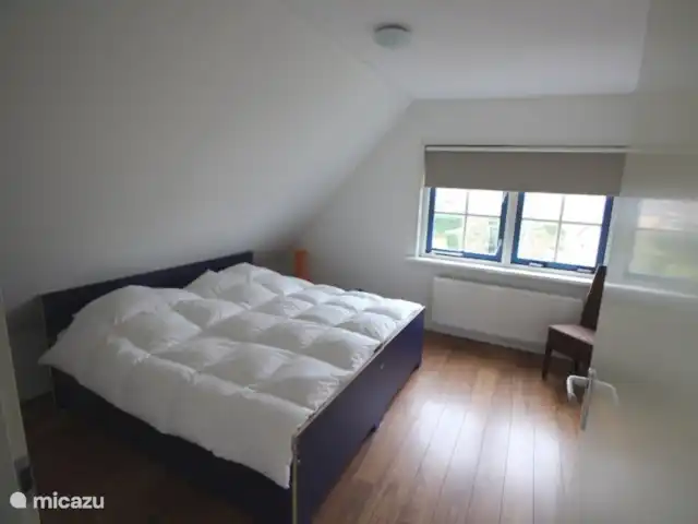 feliz en holanda en Países Bajos, Holanda del Norte, Schoorl - casa vacacional Dos camas individuales separadas con camas plegables debajo, creando 7 camas repartidas en 2 dormitorios.