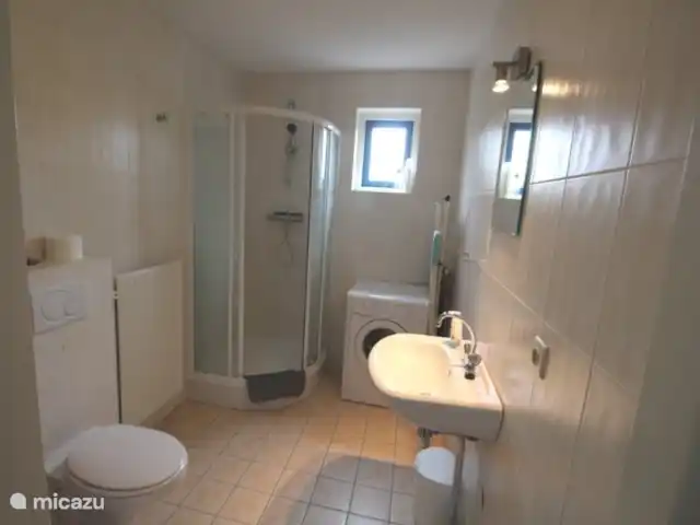 feliz en holanda en Países Bajos, Holanda del Norte, Schoorl - casa vacacional El baño de la planta baja tiene ducha. WC y lavabo y una lavadora están disponibles. También una plancha. Hay un gran tendedero, no hay secadora.