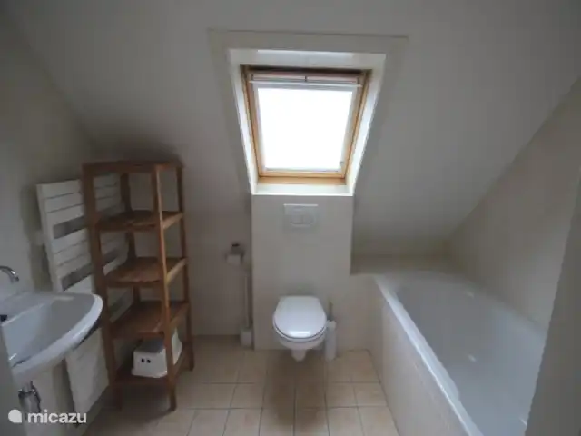 feliz en holanda en Países Bajos, Holanda del Norte, Schoorl - casa vacacional El baño de arriba tiene un baño con ducha, inodoro y lavabo.