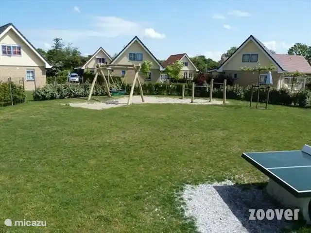 feliz en holanda en Países Bajos, Holanda del Norte, Schoorl - casa vacacional El término medio es un patio de recreo.