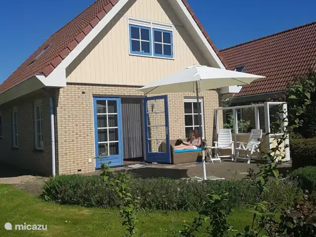 feliz en holanda en Países Bajos, Holanda del Norte, Schoorl - casa vacacional Solárium en la parte delantera