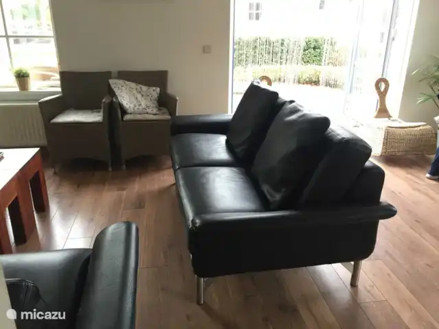 feliz en holanda en Países Bajos, Holanda del Norte, Schoorl - casa vacacional Hermoso sofá de cuero en la sala de estar