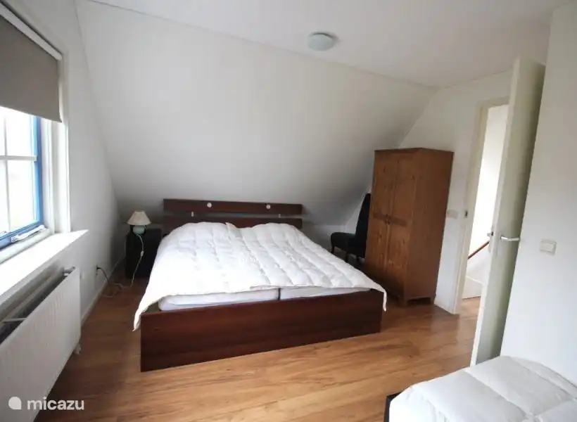 Slaapkamer 1. Achterkant van het huis, masterbedroom met extra bed