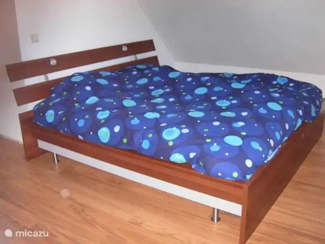 feliz en holanda en Países Bajos, Holanda del Norte, Schoorl - casa vacacional Cama doble en la habitación trasera.