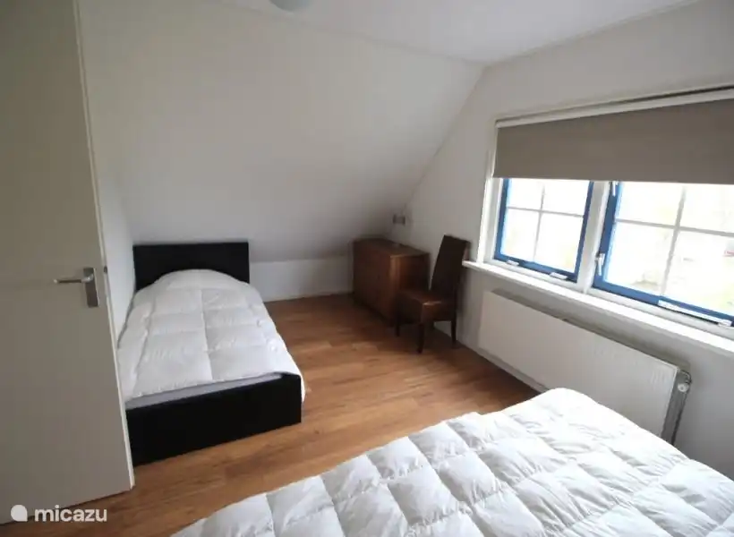 Eenpersoonsbed in achterste kamer