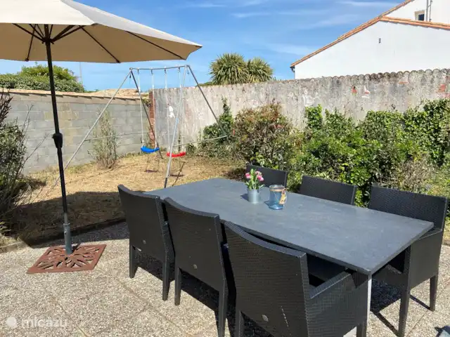 vakantiehuis huren in Frankrijk, Charente-Maritime, Le Bois-Plage-en-Ré – Vakantiehuis Rhétaise, Ile de Ré Tuin met 2 schommels, tuinset en grote zweefparasol